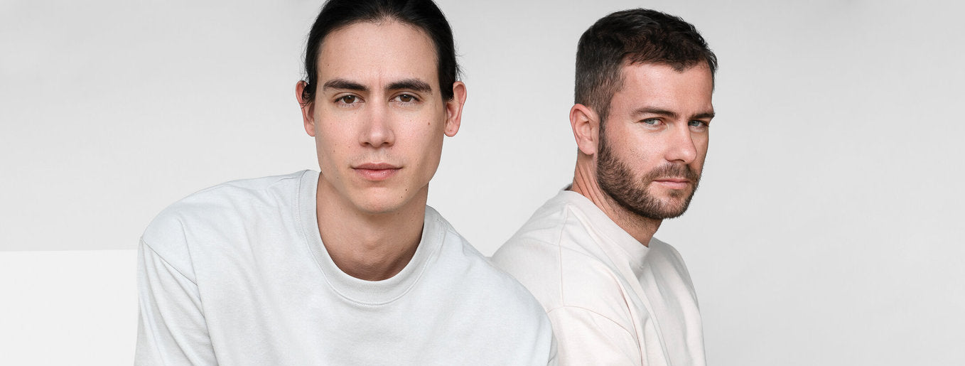 Hombres con playeras básicas y lisas de algodón